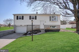 2506 WILLAPA DR, Dover, PA 17315