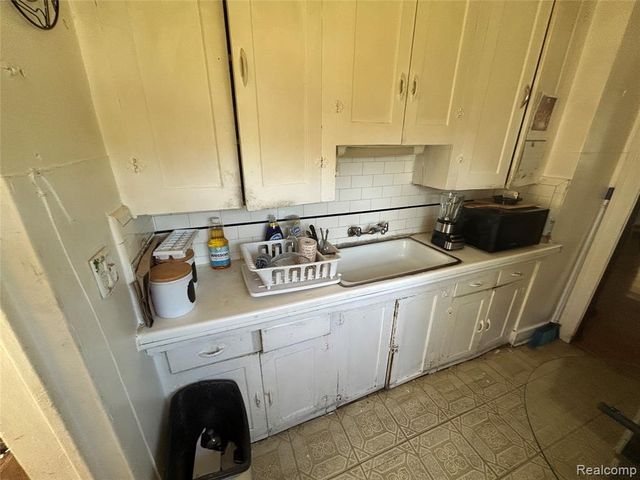 221 Campbell Street, River Rouge, MI 48218