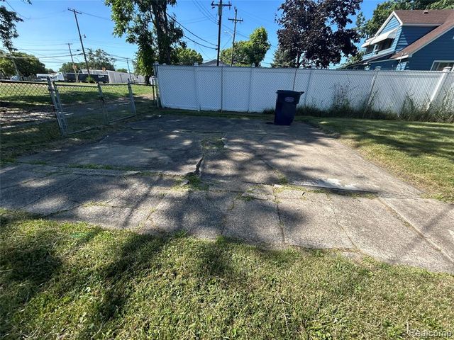 221 Campbell Street, River Rouge, MI 48218