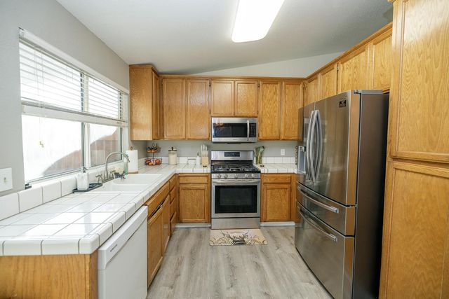 2854 Robirds Ln, Riverbank, CA 95367