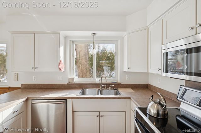 5241 S Pebblecreek Road, West Bloomfield Charter Township, MI 48322