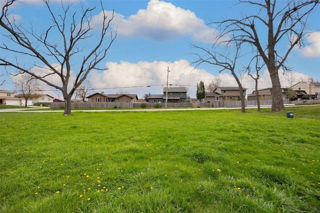 2048 20th Street NW, Cedar Rapids, IA 52405