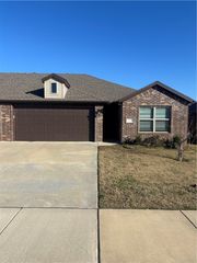 512 Vee Street, Centerton, AR 72719