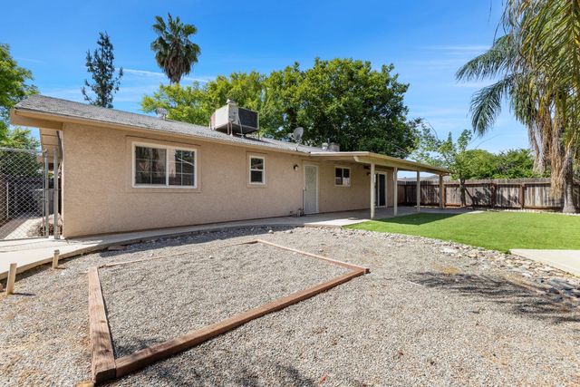 1607 Ashlan Avenue, Clovis, CA 93611