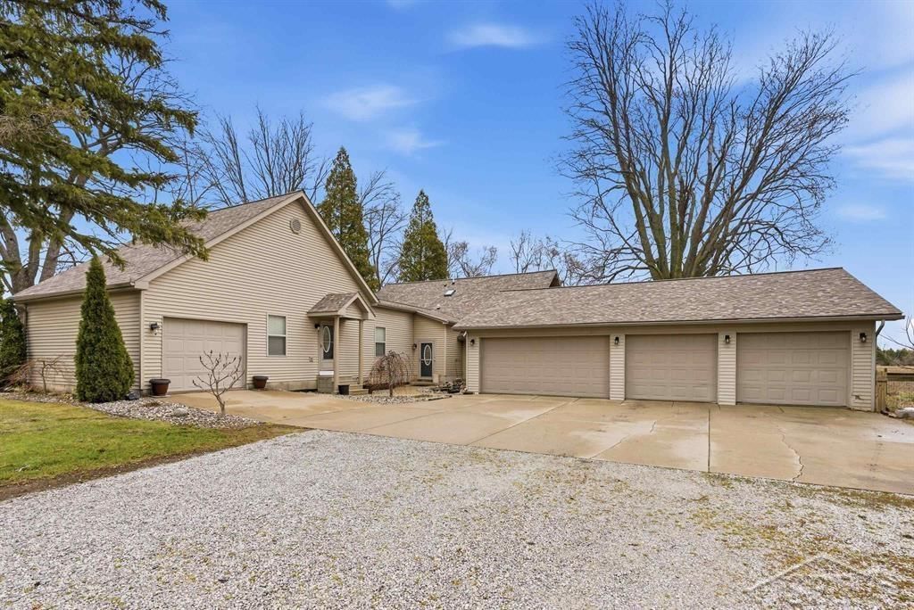1285 W Wheeler Road, Auburn, MI 48611