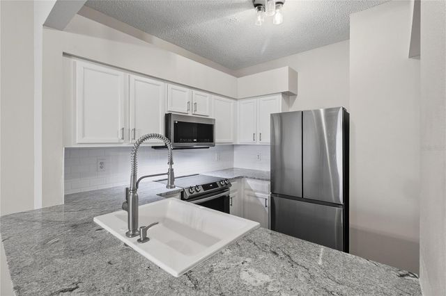 18133 PARADISE POINT DRIVE, Tampa, FL 33647