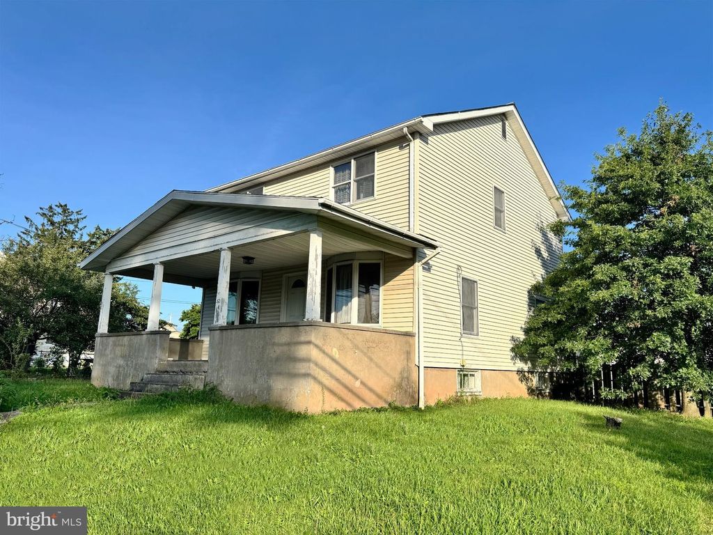 52 W BROAD ST, TRUMBAUERSVILLE, PA 18970 — exterior