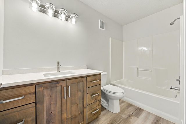 2319 35th Avenue S, Fargo, ND 58104