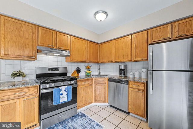 2 HATHAWAY DR, Sicklerville, NJ 08081
