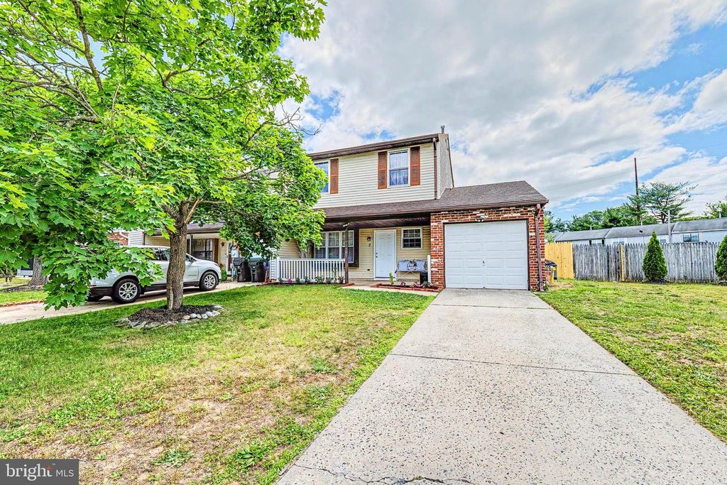 2 HATHAWAY DR, Sicklerville, NJ 08081