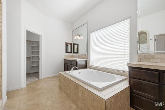 12623 Stillbrook Drive, Bakersfield, CA 93311