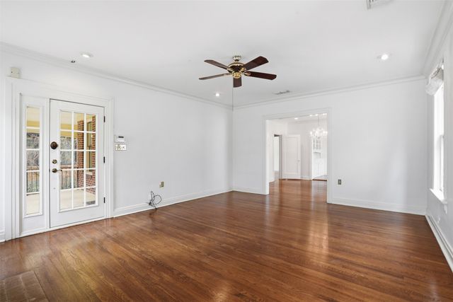 1039 N Winnetka Avenue, Dallas, TX 75208