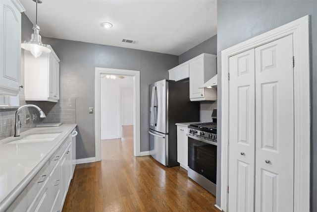 1039 N Winnetka Avenue, Dallas, TX 75208