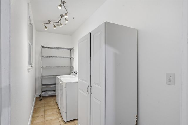 1039 N Winnetka Avenue, Dallas, TX 75208