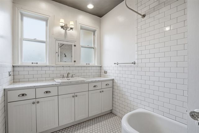 1039 N Winnetka Avenue, Dallas, TX 75208