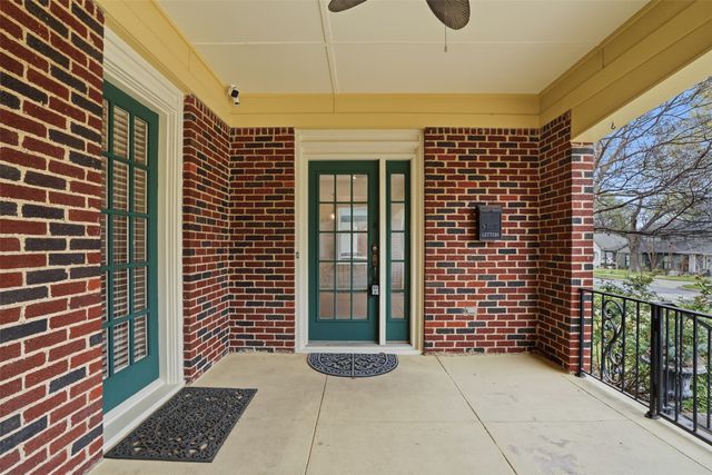 1039 N Winnetka Avenue, Dallas, TX 75208