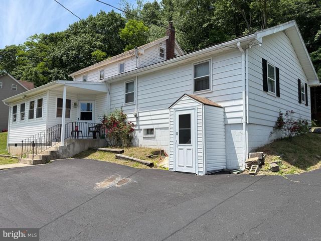 16 E MAIN ST, Quakake, PA 18245