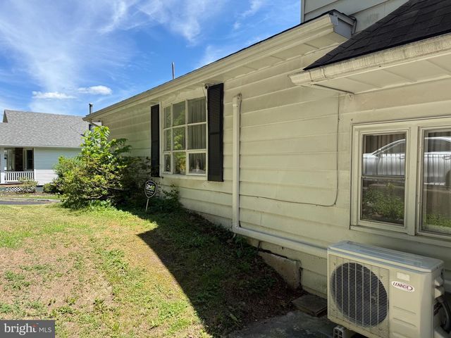 16 E MAIN ST, Quakake, PA 18245