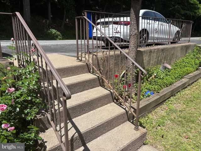 16 E MAIN ST, Quakake, PA 18245