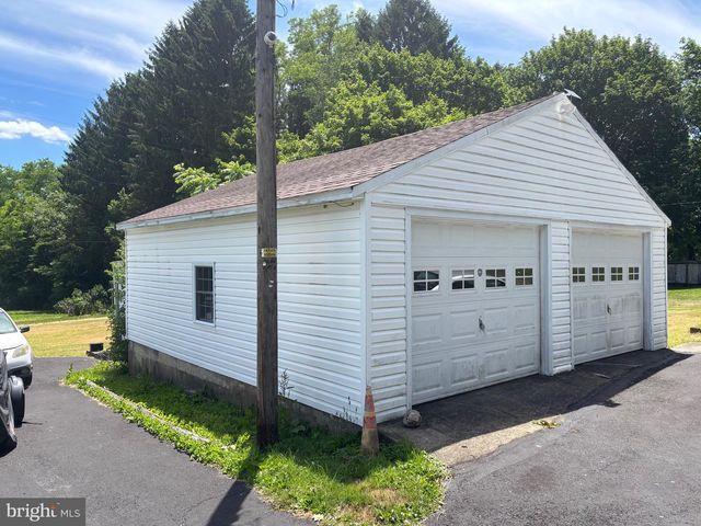 16 E MAIN ST, Quakake, PA 18245