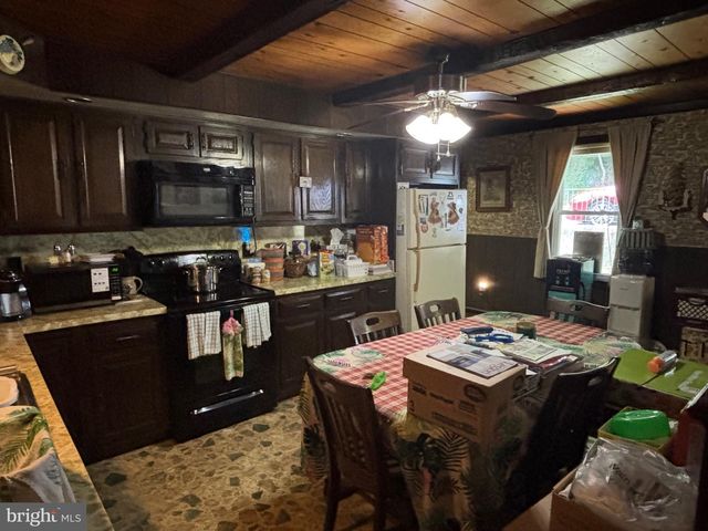 16 E MAIN ST, Quakake, PA 18245