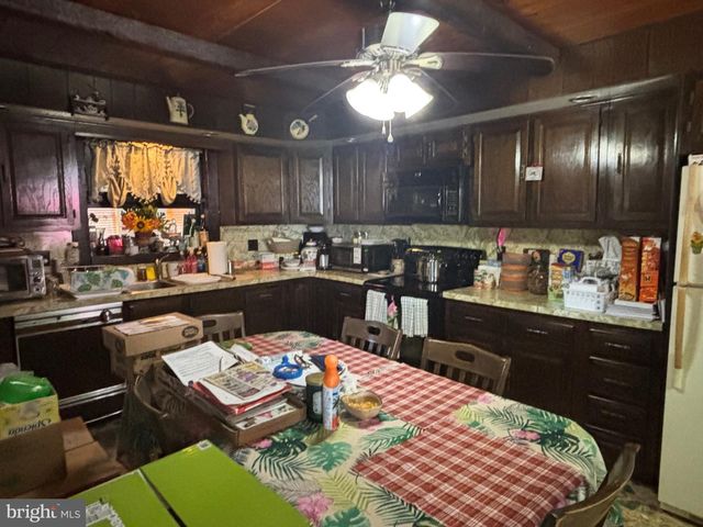 16 E MAIN ST, Quakake, PA 18245