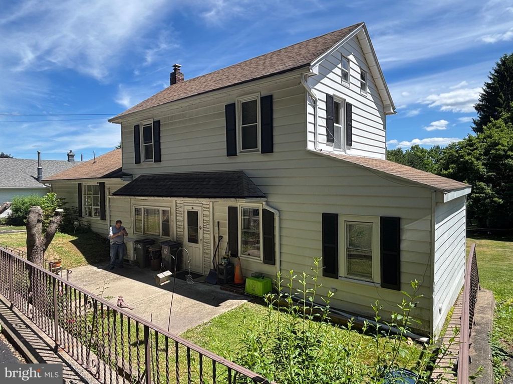 16 E MAIN ST, Quakake, PA 18245