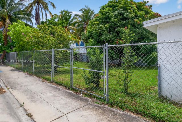 8224 NW 1st Pl, Miami, FL 33150