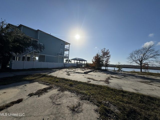 10187 S River Drive, Biloxi, MS 39532