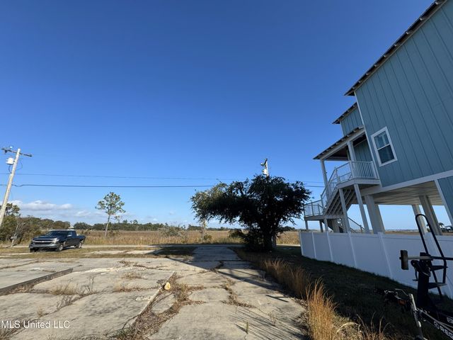 10187 S River Drive, Biloxi, MS 39532