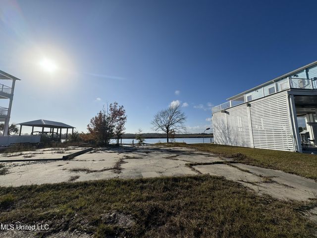 10187 S River Drive, Biloxi, MS 39532