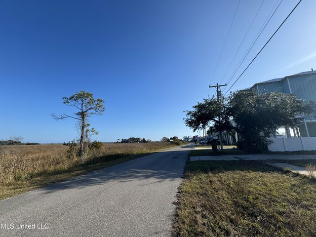 10187 S River Drive, Biloxi, MS 39532