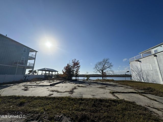 10187 S River Drive, Biloxi, MS 39532