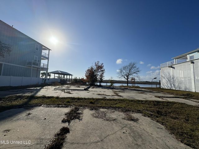 10187 S River Drive, Biloxi, MS 39532