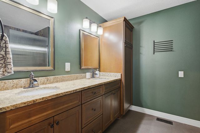 1991 N Parkway Place, Strafford, MO 65757