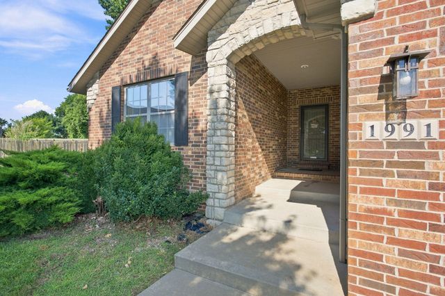 1991 N Parkway Place, Strafford, MO 65757