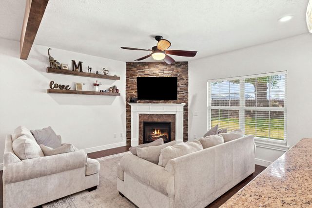 1991 N Parkway Place, Strafford, MO 65757