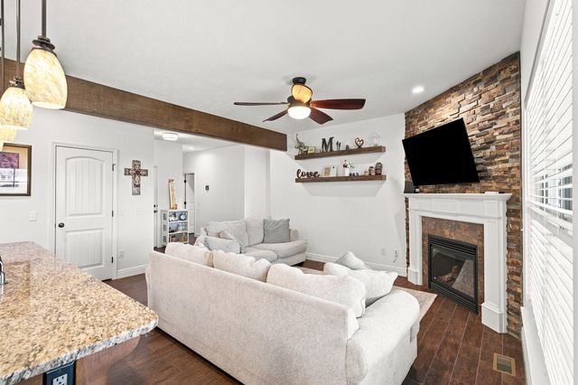 1991 N Parkway Place, Strafford, MO 65757