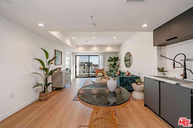 321 Oxford Avenue PH6, Los Angeles, CA 90020
