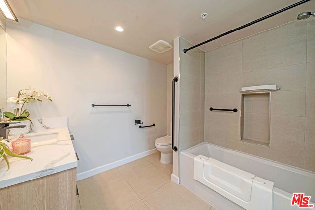 321 Oxford Avenue PH6, Los Angeles, CA 90020