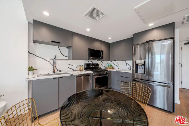 321 Oxford Avenue PH6, Los Angeles, CA 90020