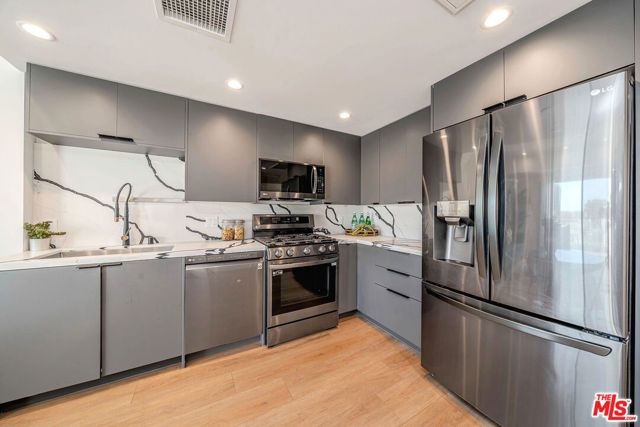 321 Oxford Avenue PH6, Los Angeles, CA 90020
