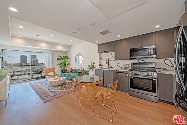 321 Oxford Avenue PH6, Los Angeles, CA 90020