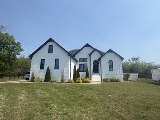 300 Hummingbird Ln, Shelbyville, TN 37160