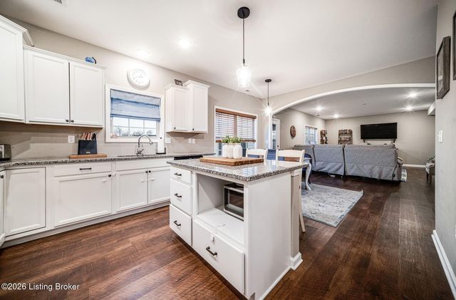 501 N Canterbury Glen Dr, Mt Washington, KY 40047