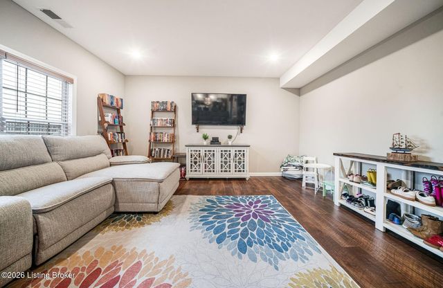 501 N Canterbury Glen Dr, Mt Washington, KY 40047