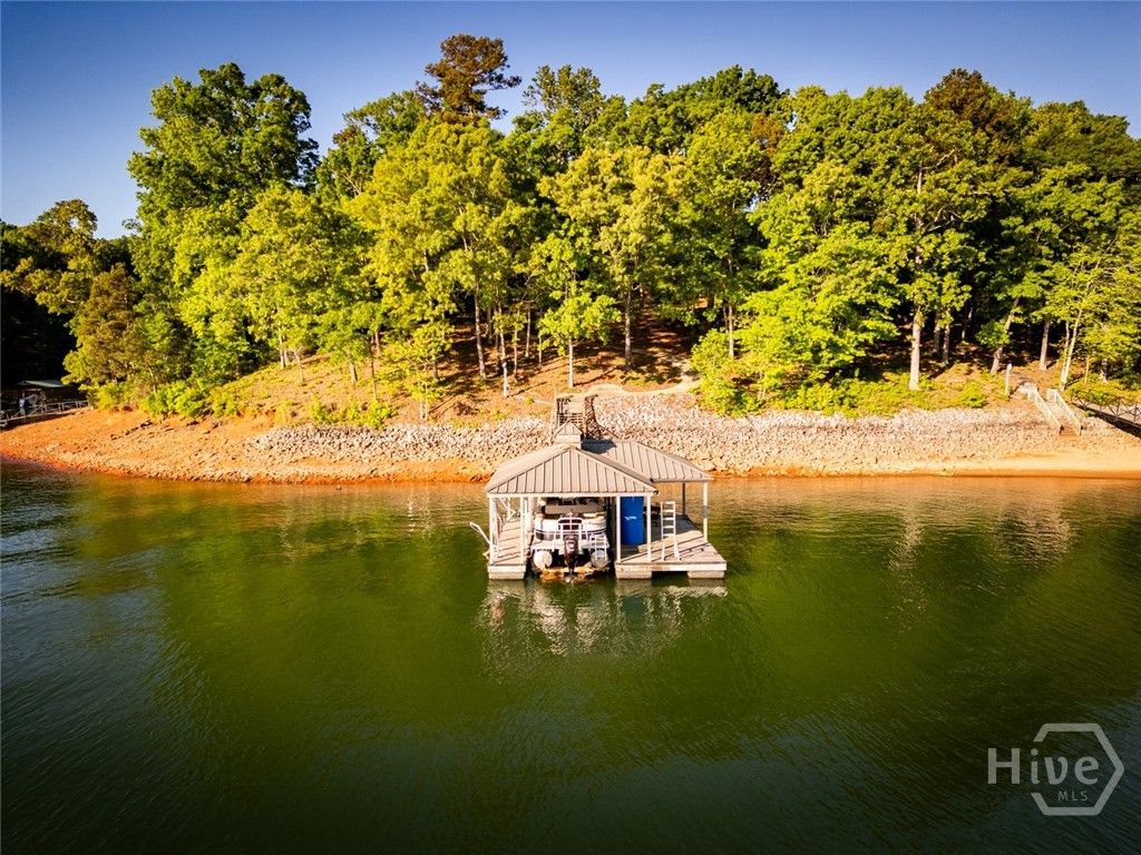 Image 2 of property listing at 194 Sugar Cane Drive, Hartwell, GA 30643