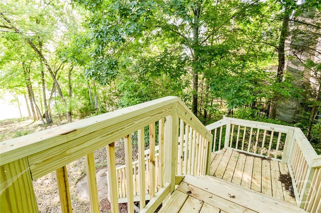 Image 27 of property listing at 194 Sugar Cane Drive, Hartwell, GA 30643