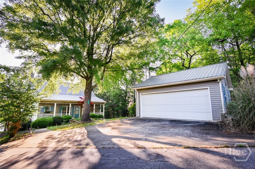 Image 4 of property listing at 194 Sugar Cane Drive, Hartwell, GA 30643