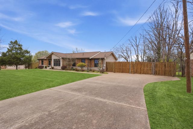 3016 Dell Dr, Hermitage, TN 37076